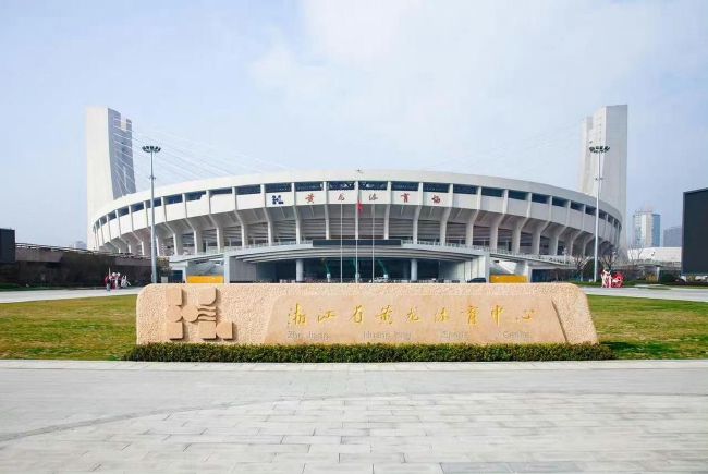 魏长明自己就是男人，他太知道小便池有多脏多臊多恶心了......无数人在上面小便，手指沾上都恶心的要死，现在让自己去舔？这不是侮辱人吗？。